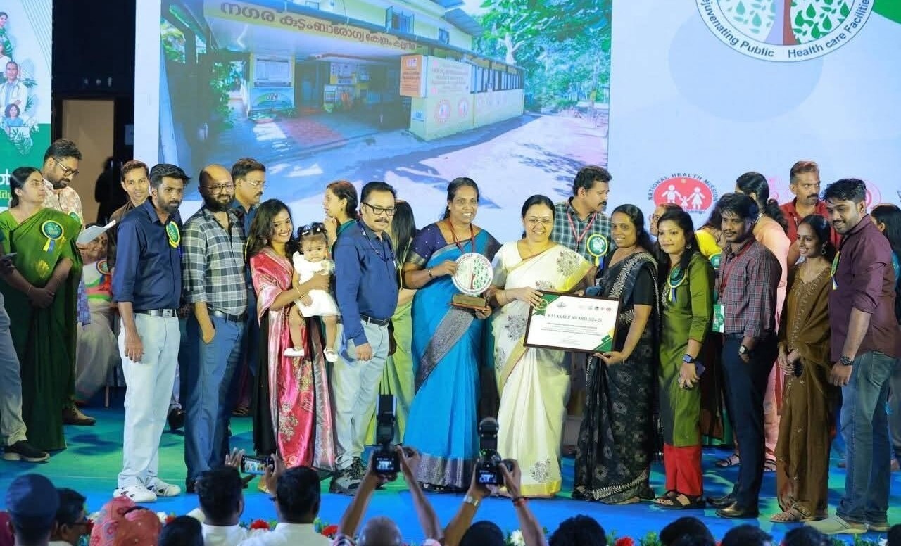 നഗരസഭയുടെ കല്ലുനിര കുടുംബാരോഗ്യ കേന്ദ്രത്തിനു കായകൽപം അവാർഡ് ബഹു. ആരോഗ്യ മന്ത്രി യിൽ നിന്നുംനഗരസഭ ആരോഗ്യസ്റ്റാന്റിംഗ് കമ്മിറ്റി ചെയർപേഴ്സനും ടീമും ചേർന്ന് ഏറ്റു വാങ്ങുന്നു